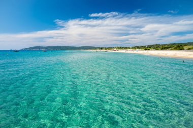Saint-Tropez yakınlarındaki efsanevi Pampelonne sahilinin berrak mavi suları Fransız Riviera, Fransa 'nın beyaz kumlu sahillerinde yaz tatili