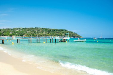 Saint-Tropez yakınlarındaki efsanevi Pampelonne sahilinin berrak mavi suları Fransız Riviera, Fransa 'nın beyaz kumlu sahillerinde yaz tatili