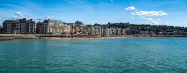 San Sebastian ya da Donostia 'daki La Concha beyaz kumlu plajı, İspanya' nın kuzeyindeki Bask Ülkesi 'nde turistik bir yer.