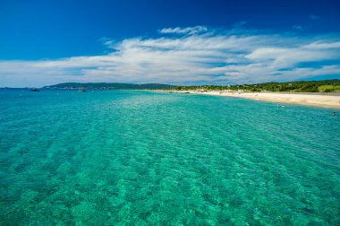 Saint-Tropez yakınlarındaki efsanevi Pampelonne sahilinin berrak mavi suları Fransız Riviera, Fransa 'nın beyaz kumlu sahillerinde yaz tatili