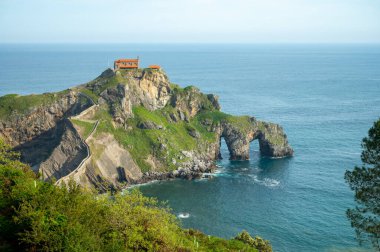 İspanya 'nın kuzeyinde San Juan de Gaztelugatxe şapeli ile ünlü kent simgesine ve film mekanına giden taştan patikada yürüyor.