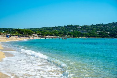 Saint-Tropez yakınlarındaki efsanevi Pampelonne sahilinin berrak mavi suları Fransız Riviera, Fransa 'nın beyaz kumlu sahillerinde yaz tatili