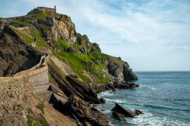 İspanya 'nın kuzeyinde San Juan de Gaztelugatxe şapeli ile ünlü kent simgesine ve film mekanına giden taştan patikada yürüyor.