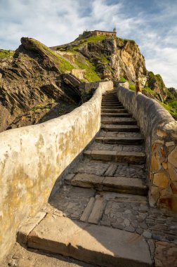 İspanya 'nın kuzeyinde San Juan de Gaztelugatxe şapeli ile ünlü kent simgesine ve film mekanına giden taştan patikada yürüyor.