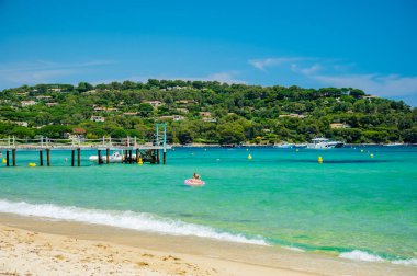 Saint-Tropez yakınlarındaki efsanevi Pampelonne sahilinin berrak mavi suları Fransız Riviera, Fransa 'nın beyaz kumlu sahillerinde yaz tatili