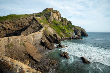 İspanya 'nın kuzeyinde San Juan de Gaztelugatxe şapeli ile ünlü kent simgesine ve film mekanına giden taştan patikada yürüyor.