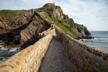 İspanya 'nın kuzeyinde San Juan de Gaztelugatxe şapeli ile ünlü kent simgesine ve film mekanına giden taştan patikada yürüyor.