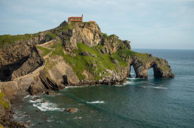 İspanya 'nın kuzeyinde San Juan de Gaztelugatxe şapeli ile ünlü kent simgesine ve film mekanına giden taştan patikada yürüyor.