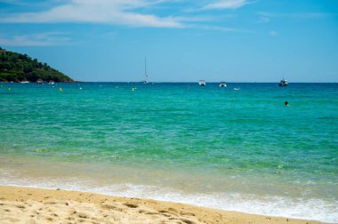 Saint-Tropez yakınlarındaki efsanevi Pampelonne sahilinin berrak mavi suları Fransız Riviera, Fransa 'nın beyaz kumlu sahillerinde yaz tatili