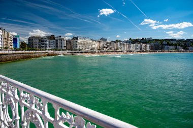 San Sebastian 'da ya da Donostia' da La Concha yakınlarında beyaz kumlu plajda yürümek, İspanya 'nın kuzeyinde, Bask Ülkesi' nde turistik bir nokta.