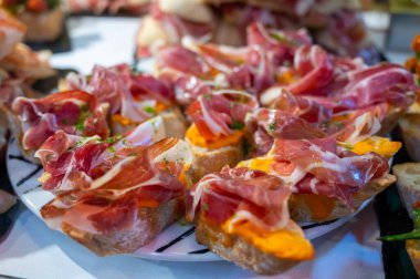 Bask ve Navarre 'ın tipik aperatifleri, pinkholar veya pinktolar, farklı malzemelerle küçük bir parça ekmek, Bilbao, İspanya' da, barda servis edilir.