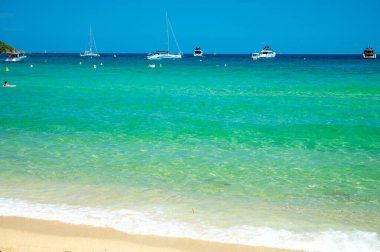 Saint-Tropez yakınlarındaki efsanevi Pampelonne sahilinin berrak mavi suları Fransız Riviera, Fransa 'nın beyaz kumlu sahillerinde yaz tatili