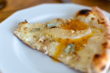 İtalyan pizzacı restoranında taze pişmiş pizza yemek, yakın plan.