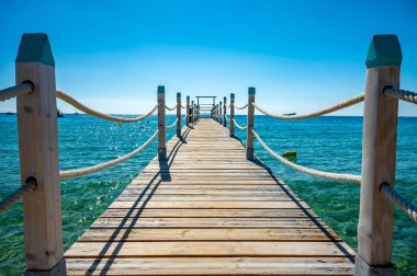 Saint-Tropez yakınlarındaki efsanevi Pampelonne plajındaki yatların misafirleri için ahşap iskele. Fransız Riviera, Fransa 'nın beyaz kumlu sahillerinde yaz tatili.