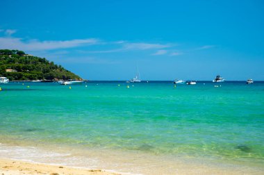 Saint-Tropez yakınlarındaki efsanevi Pampelonne sahilinin berrak mavi suları Fransız Riviera, Fransa 'nın beyaz kumlu sahillerinde yaz tatili