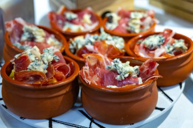 Bask ve Navarre 'ın tipik aperatifleri, Pinchos veya pinxtos barlarda servis edilir, San Sebastian, İspanya, yakın çekim.