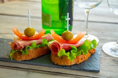 Bask Ülkesi ve Navarre 'ın tipik aperatifleri, şişlerin üzerindeki pinkholar ya da pinktolar dışarıda servis ediliyor, Bakio, İspanya, kapatın.