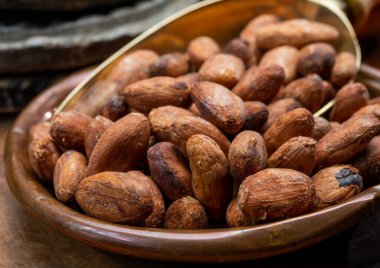 Sıcak çikolata, çikolata, tereyağı ve katı maddelerde kullanılan kakao veya kakao çekirdekleri.