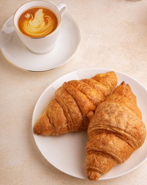 Çeşitli yaklaşımlarda Tereyağlı Kruvasan.