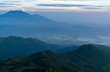 Sabahın köründe tepenin tepesinden manzara.