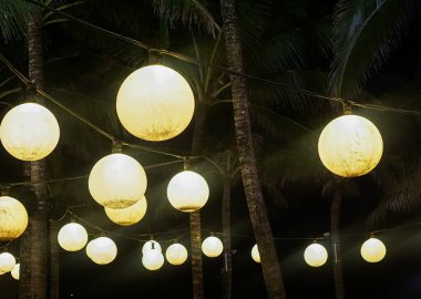 Geceleri yuvarlak fener.