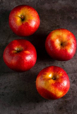 Çok amaçlı kullanıma uygun koyu bir arkaplanı olan dramatik ve sade bir kavram olan elmalar