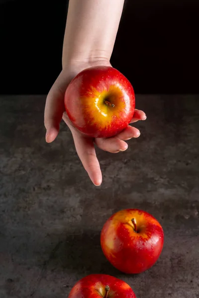 Pommes Dans Concept Dramatique Low Key Avec Fond Sombre Adapté — Photo