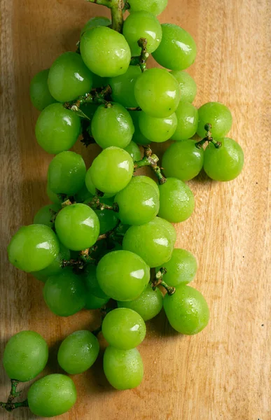 Fresh Green Grapes Wooden Cutting Board Shooting Dark Flat Lay — Stock Photo, Image