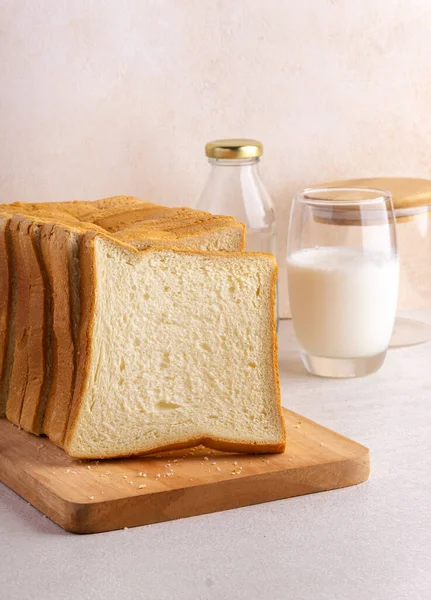 Στοίβα Ψωμί Φέτα Απομονώνονται Φωτεινό Φόντο Φρέσκο Γάλα Κλείσε — Φωτογραφία Αρχείου