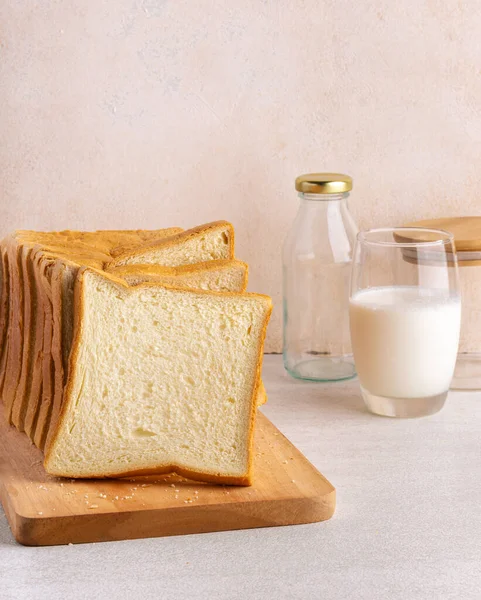 Στοίβα Ψωμί Φέτα Απομονώνονται Φωτεινό Φόντο Φρέσκο Γάλα Κλείσε — Φωτογραφία Αρχείου
