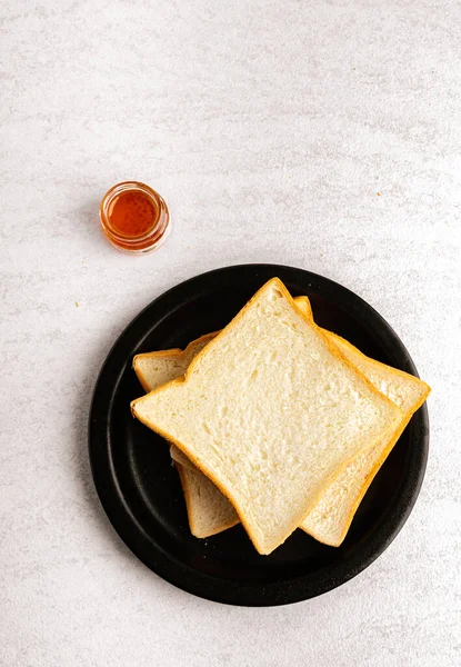Κομμένο Ψωμί Μαύρο Πιάτο Επίπεδη — Φωτογραφία Αρχείου