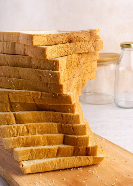 Kahvaltıda Dilimlenmiş Ekmek Dilimleri Zole Edilmiş Parlak Arkaplan — Stok fotoğraf