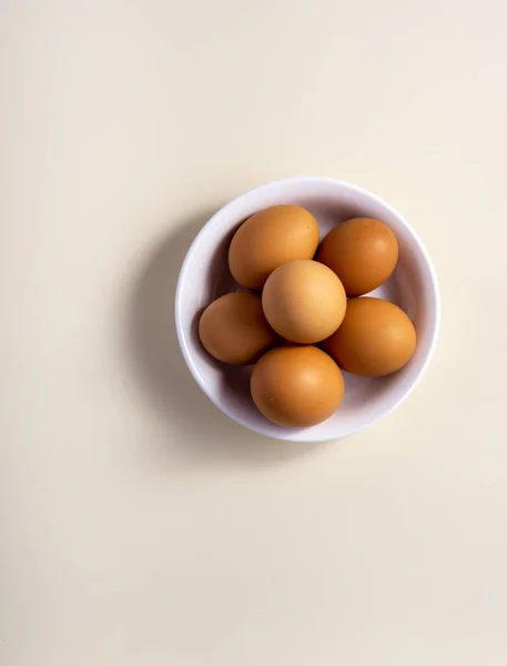 Whole Raw Egg White Bowl Close Vertical Broken White Background — Foto de Stock