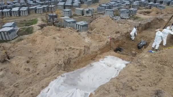 Bucha Kyiv Ucrania 2022 Genocidio Bucha Oficiales Policía Forenses Exhuman — Vídeos de Stock
