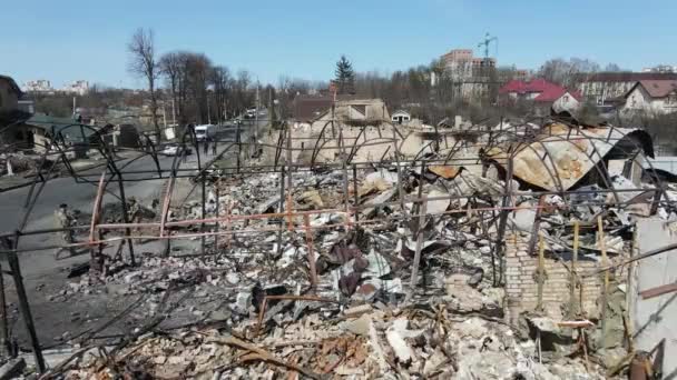 Kyiv Region Ukraine 2022 Irpin Bucha Dmitrika キエフ郊外のロシア軍の都市 アーピン ロシアの戦車によって破壊された民間人の家 — ストック動画