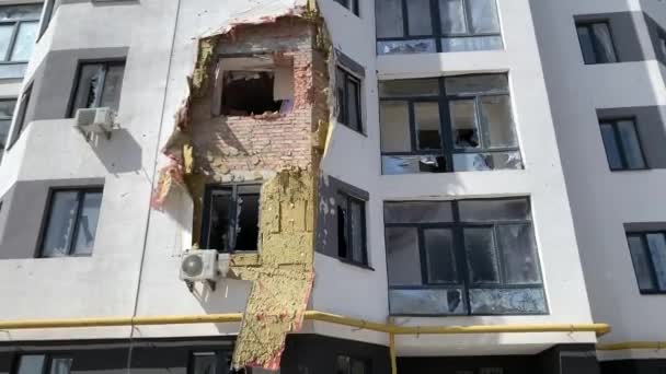 Kyiv Region Ukraine April 2022 Irpin Bucha Dmitrivka 俄罗斯军队在基辅郊区的暴行 安培尔被俄罗斯坦克摧毁的平民房屋 — 图库视频影像