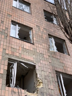 KYIV REGION, UKRAINE 01 Nisan 2022: Irpin, Bucha, Dmitrivka. Kyiv 'in banliyölerindeki Rus ordusunun vahşeti. Irpin. Rus tankları tarafından yok edilen sivillerin evleri. Rusya 'nın Ukrayna' ya karşı savaşı