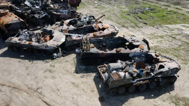 Bucha, Kyiv, Ukrayna 01.04.2022 Ukrayna 'daki bucha caddeleri Ukrayna ordusu tarafından savaşta yok edilen Rus tanklarıyla dolu.