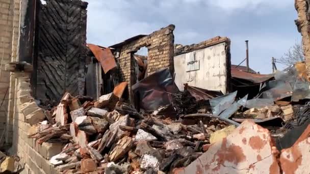 Hostomel Kyiv ウクライナ 2022 ロシア人居住者がホステル市内の民家を破壊 — ストック動画