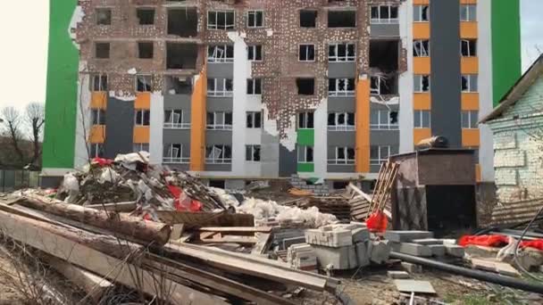 Hostomel Kyiv ウクライナ 2022 ロシアの侵略者がHostomel市内の複数階建ての住宅街を破壊 — ストック動画