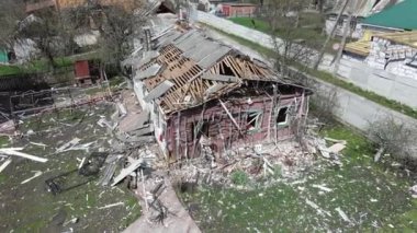 Chernihiv, Ukrayna - 27.04.2022: Rus işgalciler Chernihiv kentindeki özel evleri yıktılar