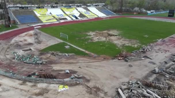 Chernihiv Ουκρανία 2022 Πόλεμος Στην Ουκρανία Ένα Ανατιναγμένο Γήπεδο Ποδοσφαίρου — Αρχείο Βίντεο
