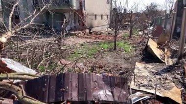 Chernihiv, Ukrayna - 27.04.2022: Rus işgalciler Chernihiv kentindeki özel evleri yıktılar
