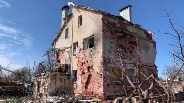 Chernihiv, Ukrayna - 27.04.2022: Rus işgalciler Chernihiv kentindeki özel evleri yıktılar