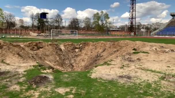 Chernihiv Ukrajina 2022 Válka Ukrajině Vyhozený Fotbalový Stadion Důsledku Raketového — Stock video