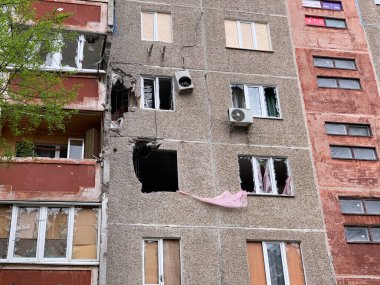 Chernihiv, Ukrayna - 27.04.2022: Rus işgalciler Chernihiv kentindeki özel evleri yıktılar