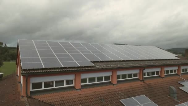屋顶上的太阳能电池板 — 图库视频影像