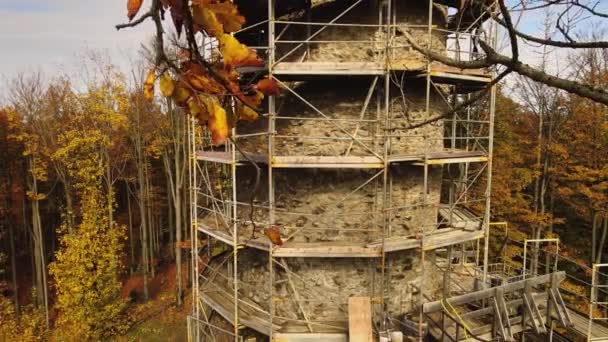 Sonbahar Ormanındaki Taş Gibi Eski Bir Kalenin Restorasyonu — Stok video