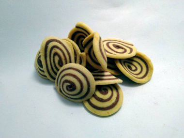 Beyaz arka planda kremalı ev yapımı kurabiyeler.