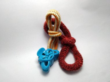 Beyaz arka planda bir bebeğin oyuncağının yakın plan fotoğrafı.